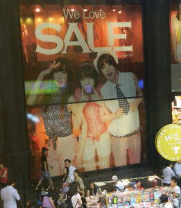 Members of the girl group f(x) endorse a clothing shop's products. (photo by author)