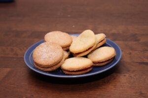 Vasemmalla kanelitaikina omenahillotäytteellä, oikealla perustaikina mansikkahillotäytteellä.