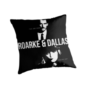 Dallas/Roarke -shippi on päätynyt koristetyynyksi. Lähde: http://www.redbubble.com/people/whatthefawkes/works/10453267-roarke-and-dallas?p=throw-pillow