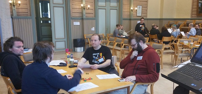Kuvassa pelataan roolipeliä.