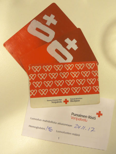 Nörttitytöt verenluovutuksessa