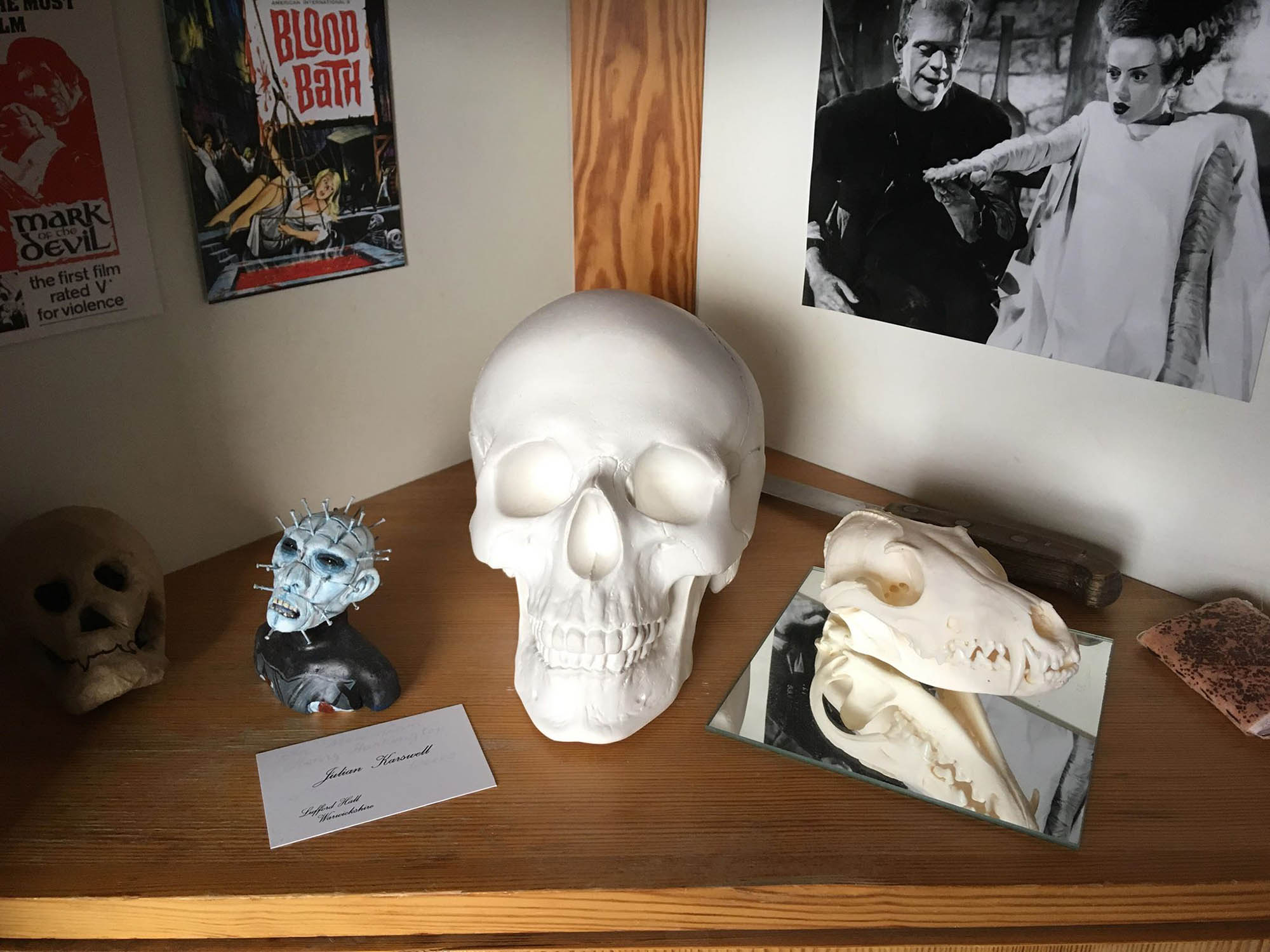 Aikuistumisriittejä, todellisuuspakoa ja hälytystiloja: Nörttitytöt kirjoittavat suhteestaan kauhuun