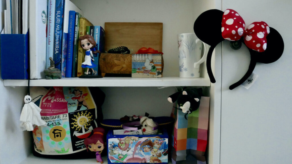 bookshelf that contains various items