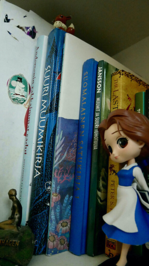 books from authors like Tove Jansson, Hans Christian Andersen and Peter S. Beagle. There's also few figurines like Disney's Belle, Eevee from Pokemon and mini-version of Little Mermaid statue