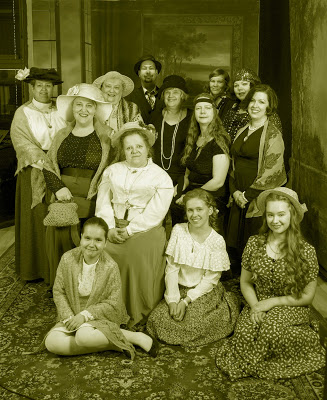 Kuvassa Betty-tapaamiseen osallistujia yllään 1900-luvun alkupuolen tyyliin pukeutuneina.
