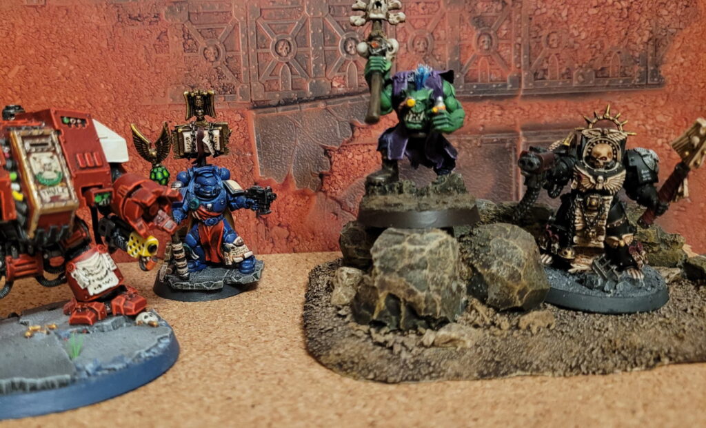 Valmiita Warhammer figuureja maastossa.