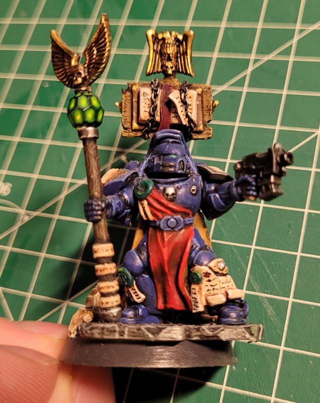 Kuvassa on valmis Blood Raven Librarian figu.