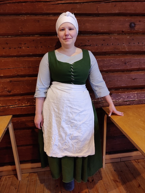 Kuvassa jutun kirjoittaja pukeutuneena larppivaatteisiinsa.