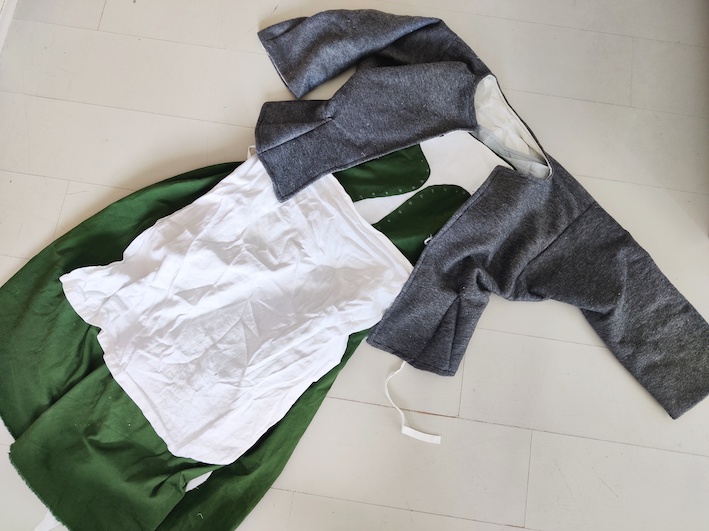 Kuvassa larppivaatteet: Takki, mekko ja essu.