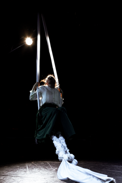 näyttelijä kangaskeinussa