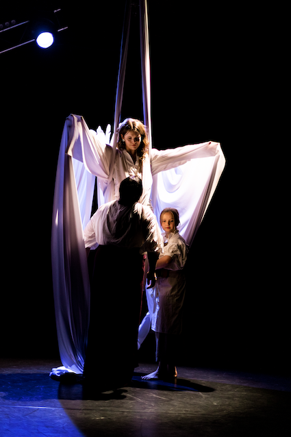 näyttelijä kangaskeinussa, kangas enkelinsiipinä