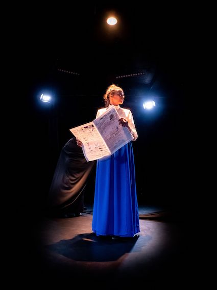 näyttelijä lukee lehteä