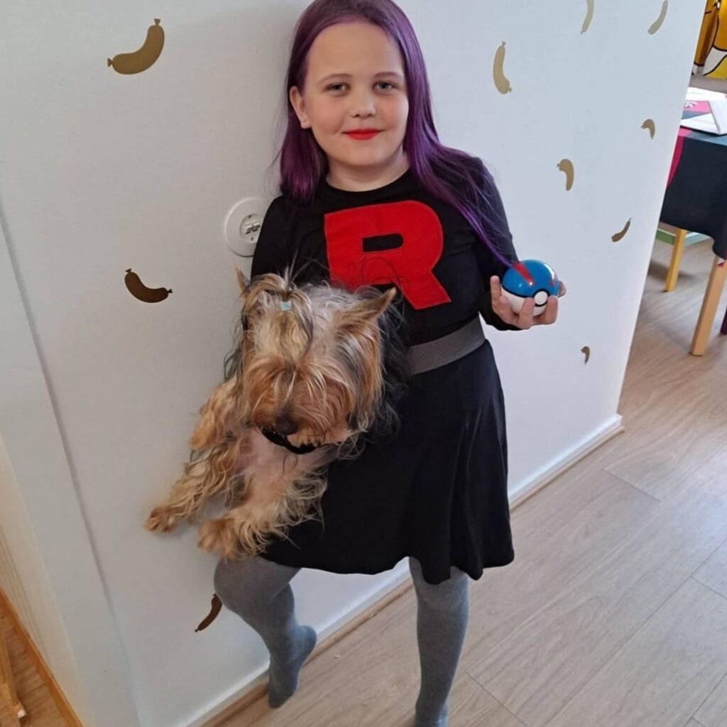 Mustasävyinen Rakettiryhmäläinen, naamiaisasu.