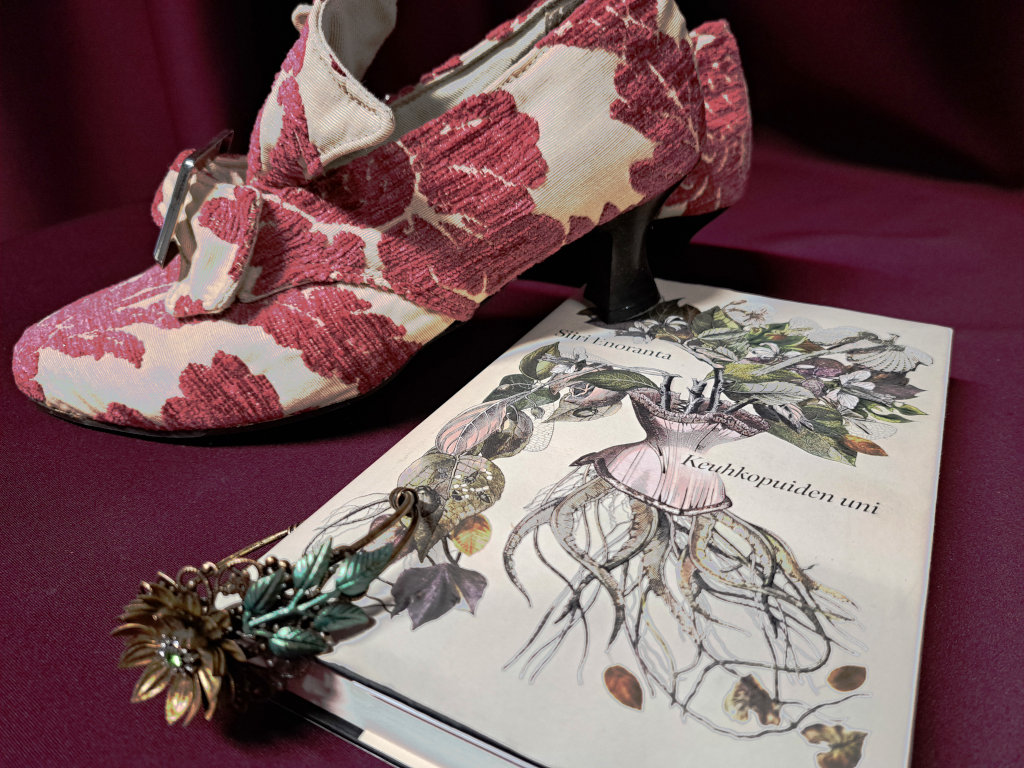 Kirja-arvostelussa Siiri Enorannan Keuhkopuiden uni