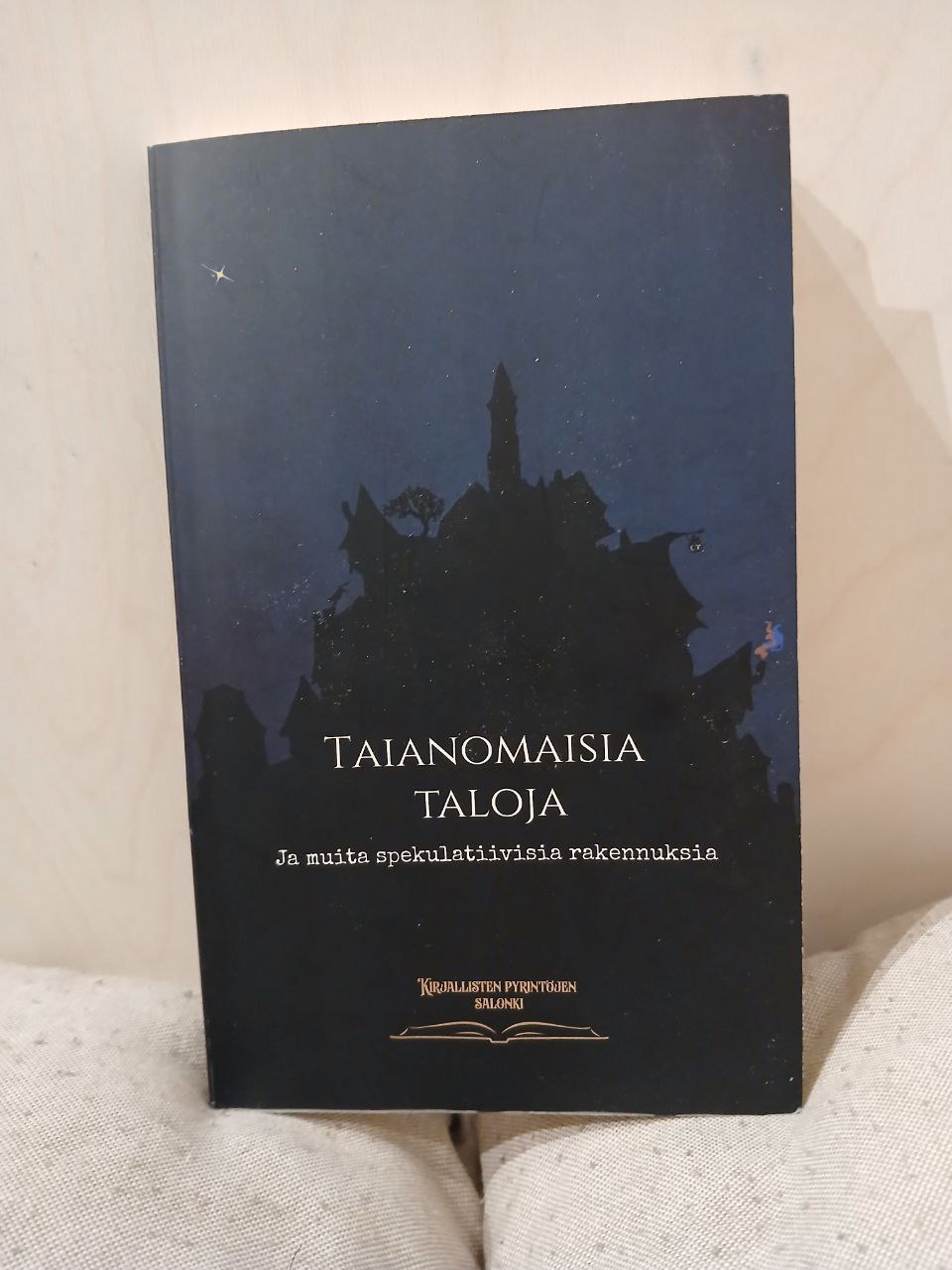 Kirja-arvostelu: Taianomaisia taloja ja muita spekulatiivisia rakennuksia